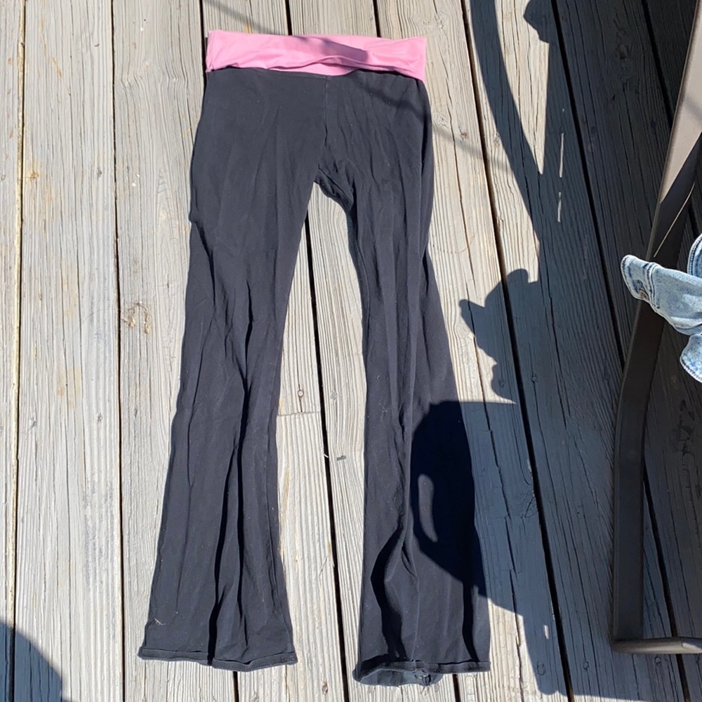 Black yoga pants with pink band